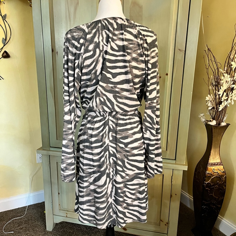 Lu La Roe Dress - Picture 3 of 6